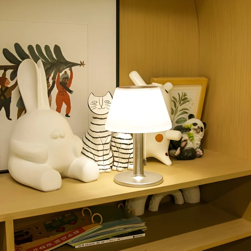 מנורת שולחן סולארית אלגנטית – סגנון ועידון