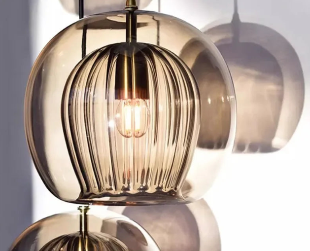Moderne glaskuglelampe - blødt lys og raffineret stil