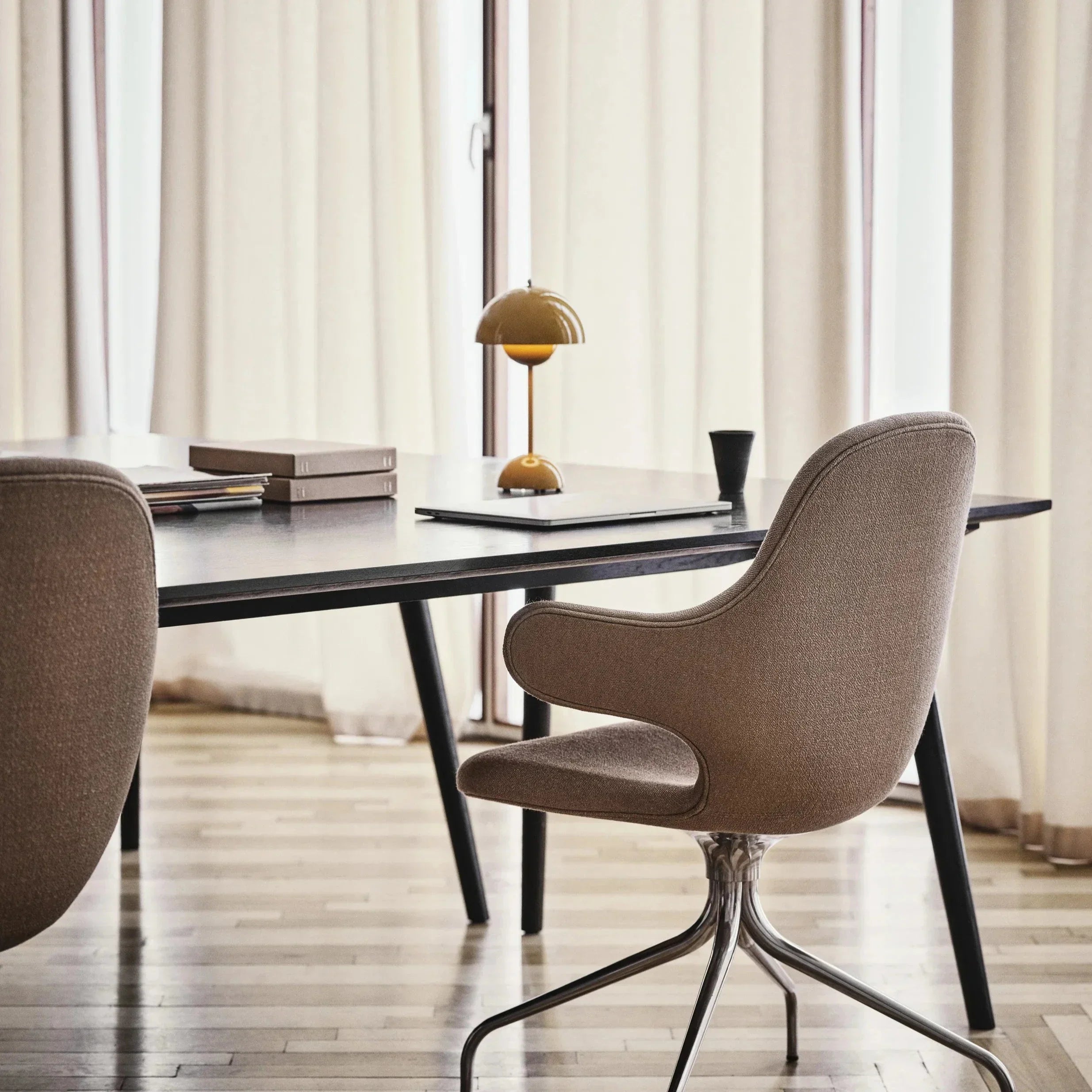 Lampa biurowa LED – nowoczesna prostota i funkcjonalność