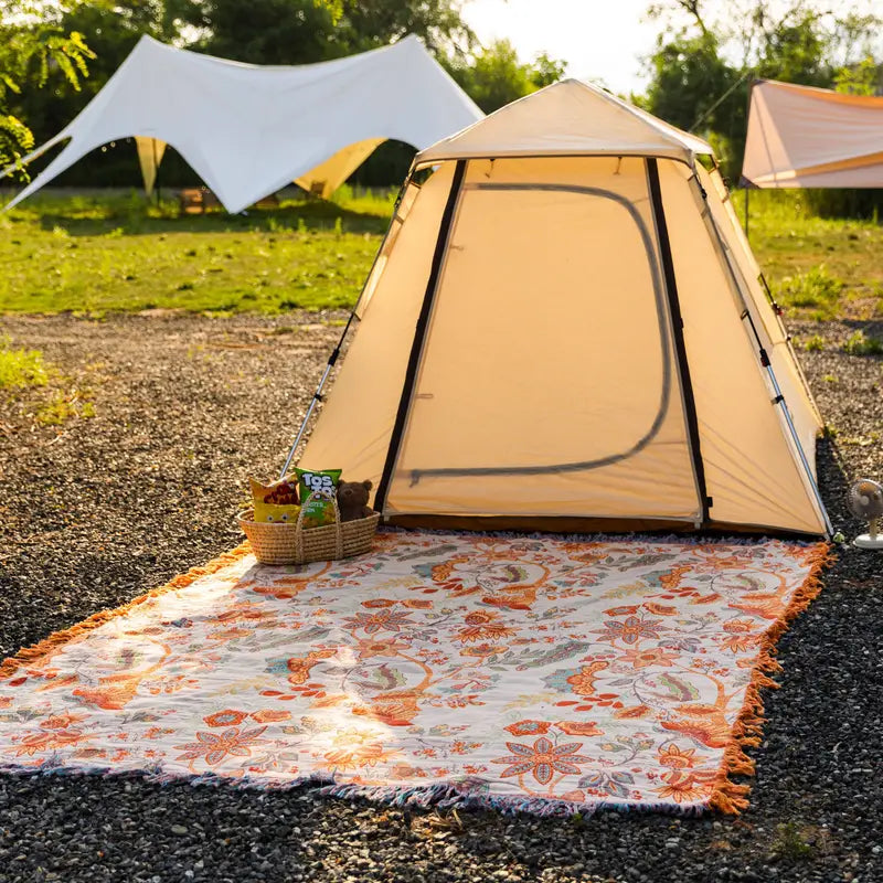 Bohém stílusú virágmintás takaró bojtokkal