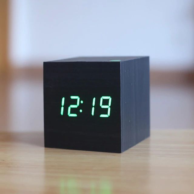 Kube Digital Klokke – Minimalistisk Design Og LED-skjerm