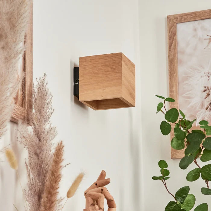 Vegglampe i firkantet design – Chic og autentisk stil