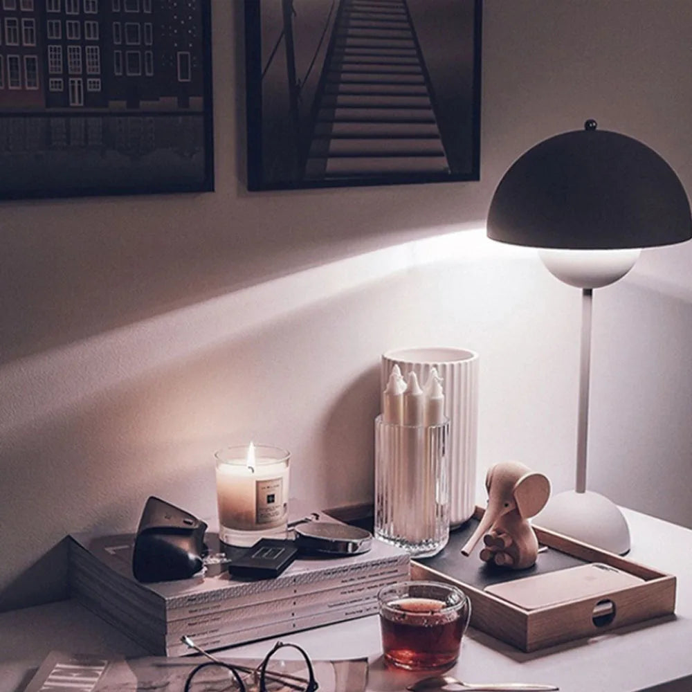 Lámpara de Mesa Portátil – Diseño Moderno y Iluminación Nómada 