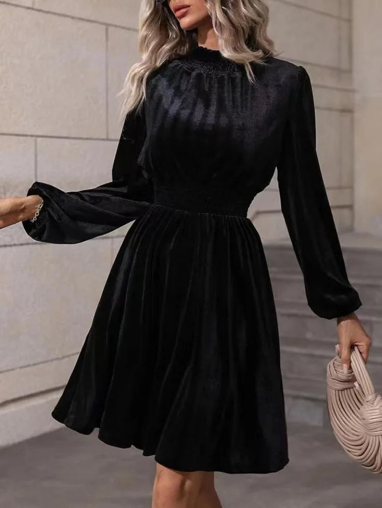 Ornélia | Elegant Dress – Turtleneck Style and Slim Silhouette 