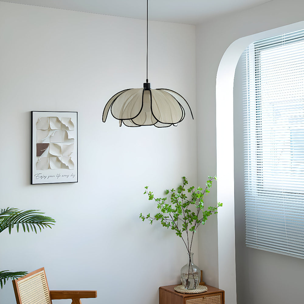 Elegant hengelampe i naturlig kurv - naturlig dekorasjon og harmonisk belysning