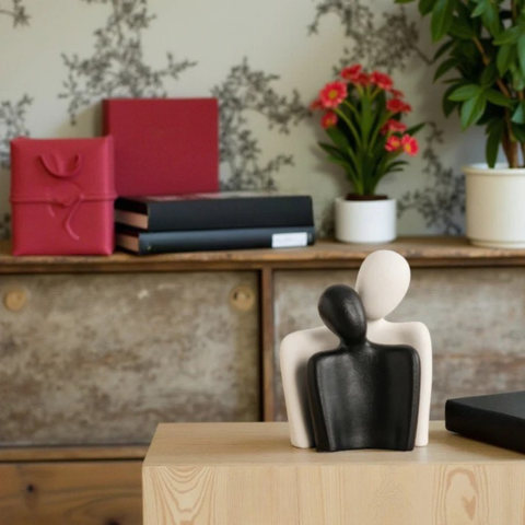 Embraced Couple Sculpture – Artistic and Emotional Allure 