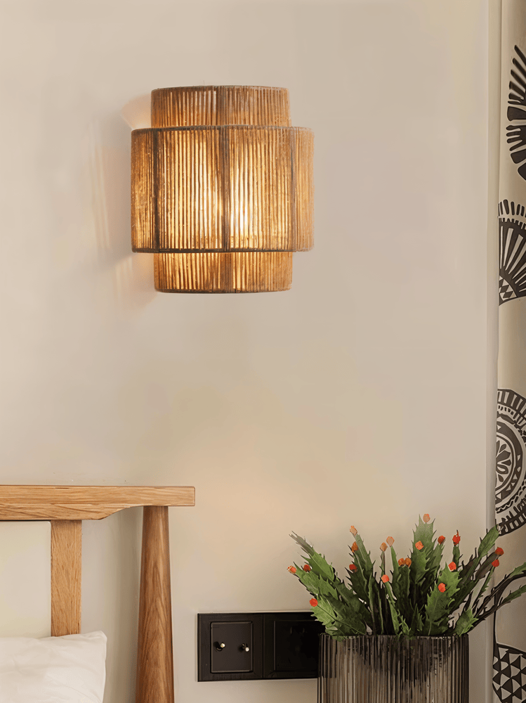Ratanová nástenná lampa s odtieňom z konopného povrazu - prirodzené svetlo a autentický šarm
