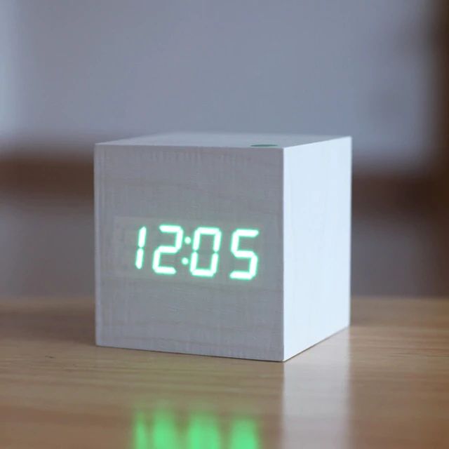 Kube Digital Klokke – Minimalistisk Design Og LED-skjerm 
