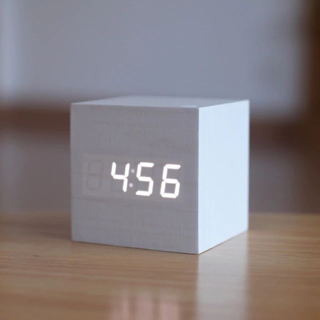 Kube Digital Klokke – Minimalistisk Design Og LED-skjerm 