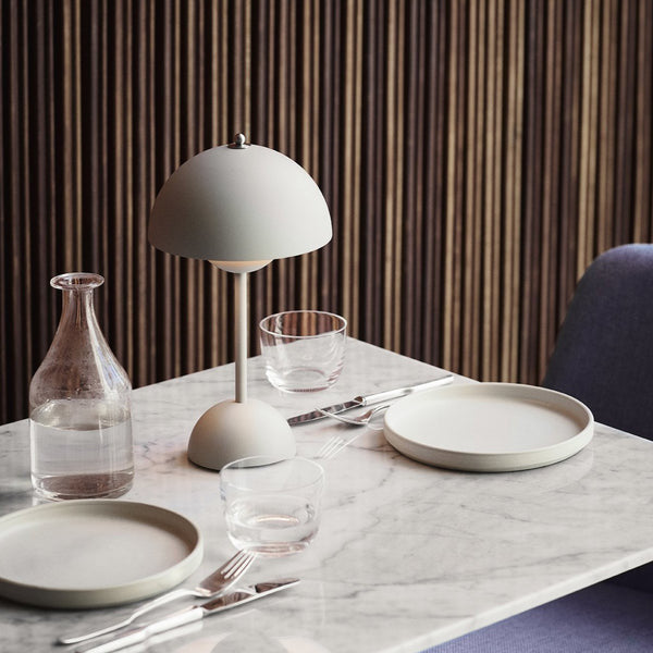 Lampka stołowa przenośna – nowoczesny design i oświetlenie mobilne 