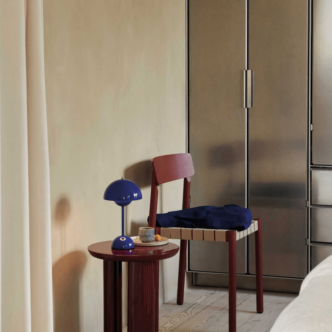 Lampa biurowa LED – nowoczesna prostota i funkcjonalność 