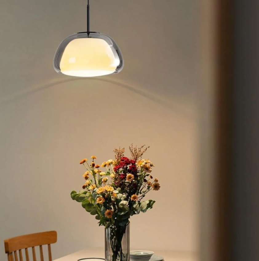 Lampa sufitowa dekoracyjna – ciepła i modna atmosfera 