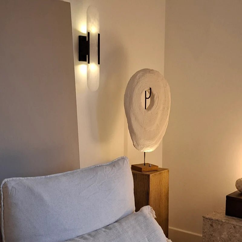 מנורת קיר LED שחורה וזהובה – אלגנטיות מודרנית ועיצוב שיק 