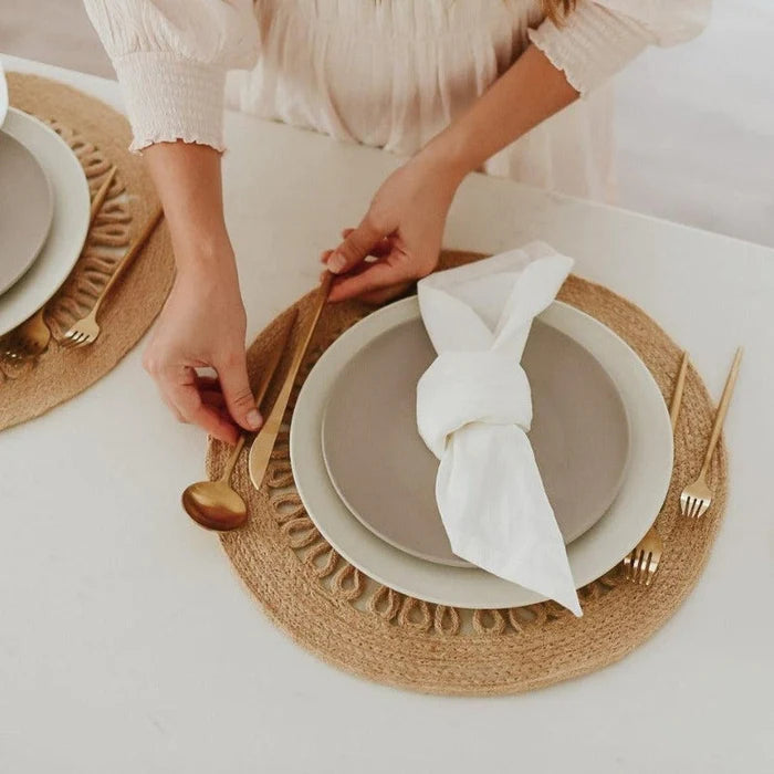 סט כלי אוכל – סגנון מינימליסטי ופונקציונלי 